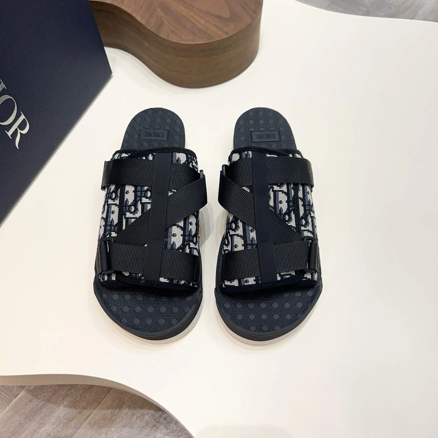 Factory price: 280💰Dior Alias ​​men's leather slippers. This Alias ​​sandal is a new summer product, showing a casual and elegant style. Carefully crafted from grained cow leather and Oblique printed fabric, with cowhide lining! Cross-strap design with metal-clad brass CD Diamond logo. The imported cowhide leather and rubber sole adds sophistication and comfort, while Oblique print-effect anti-slip panels add style. Size: 38-44 (45 customized)